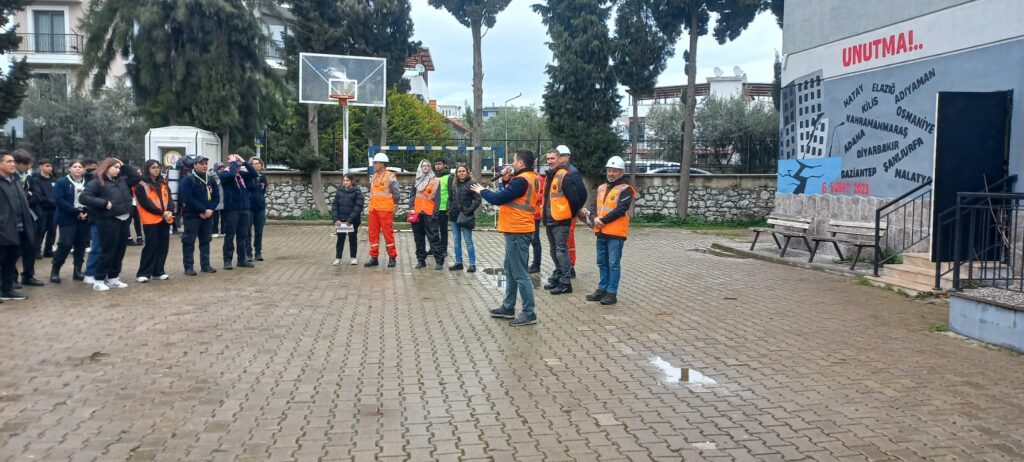 Semiha İrfan Çalı MTAL2de öğrencilerimize Afet Farkındalık eğitimi verildi. Özellikle deprem ve yangın anında yapılacaklar anlatıldı. İlk 72 saatin önemine değinildi. Afet Acil çantasının içinde olması gerekenler anlatıldı.